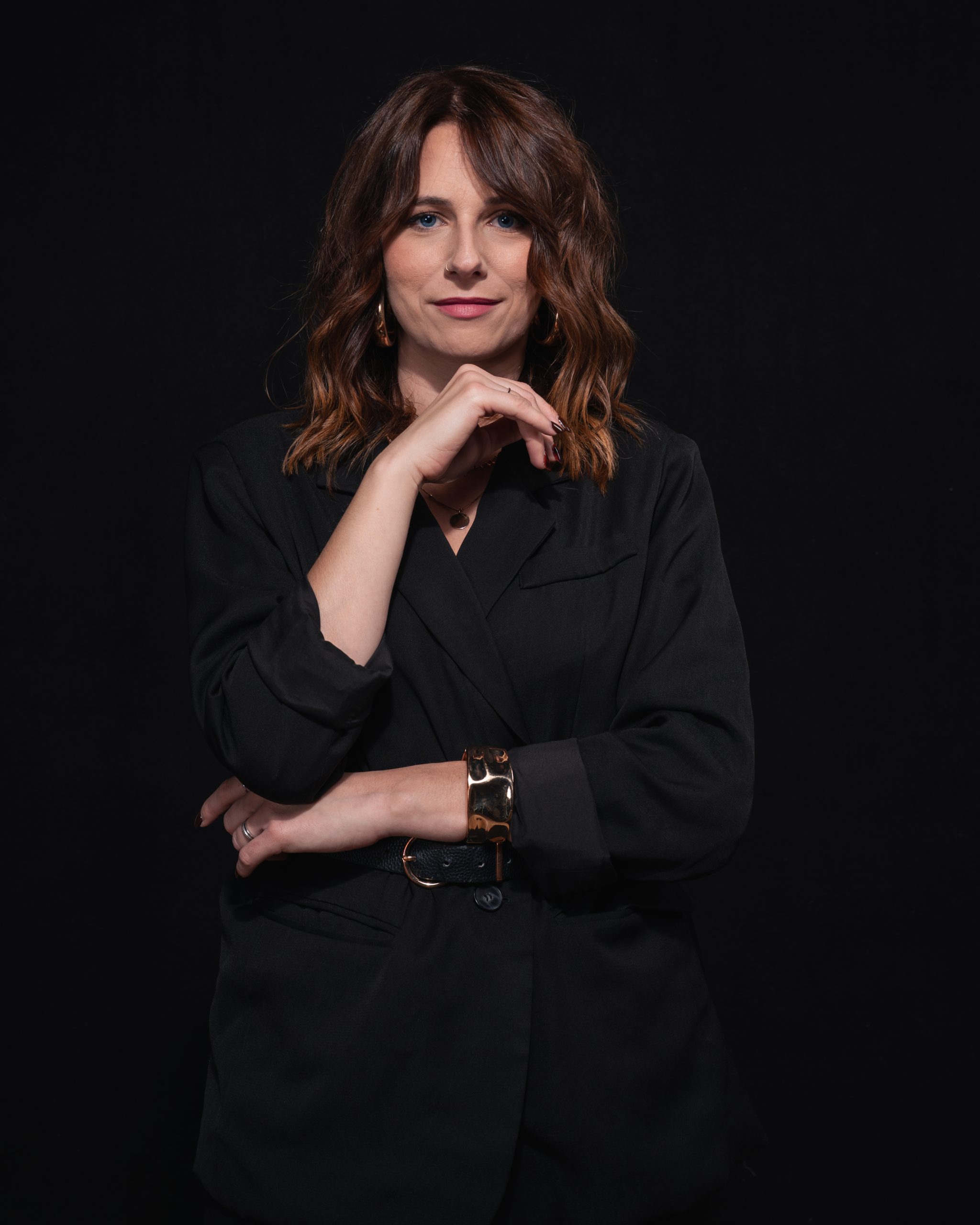 Photo de portrait professionnel d'une femme dans un studio à Bordeaux.