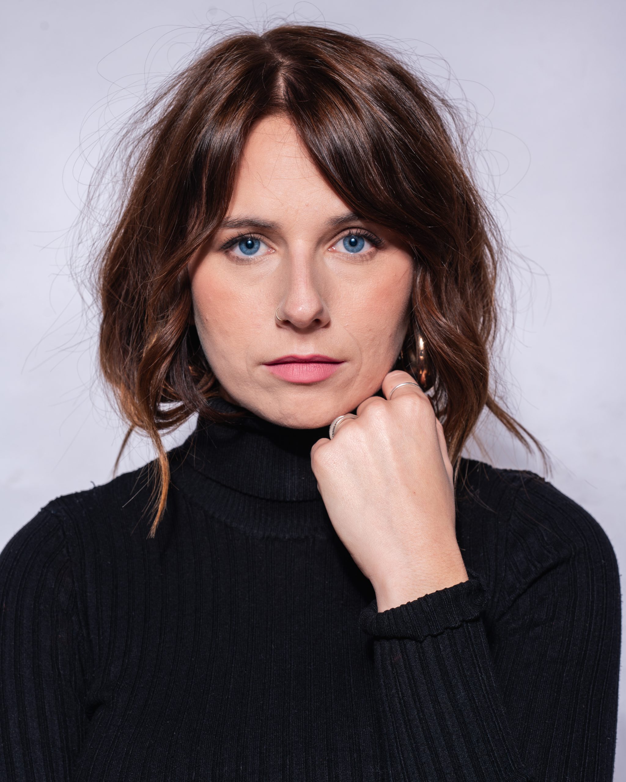 Photographie du portrait d'une femme dans un studio photo à Bordeaux.
