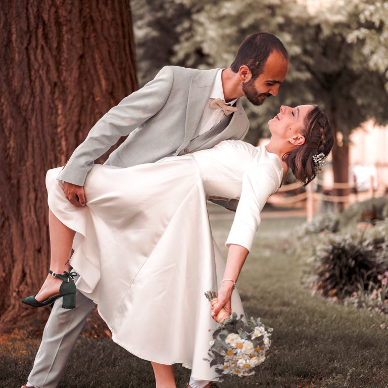 Photo d'un photographe de mariage d'une séance photo de couple lors de leur mariage.