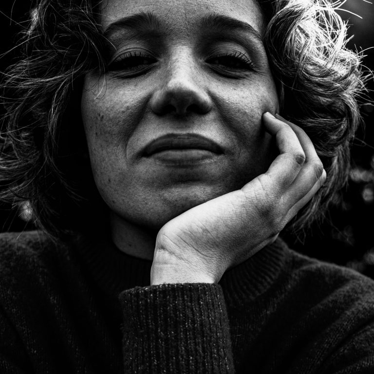 Portrait en noir est blanc d'une femme.