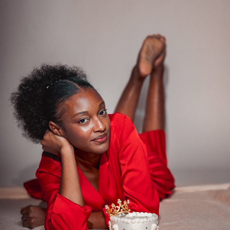 Séance photo portrait studio d'une femme à Bordeaux lors de son anniversaire.