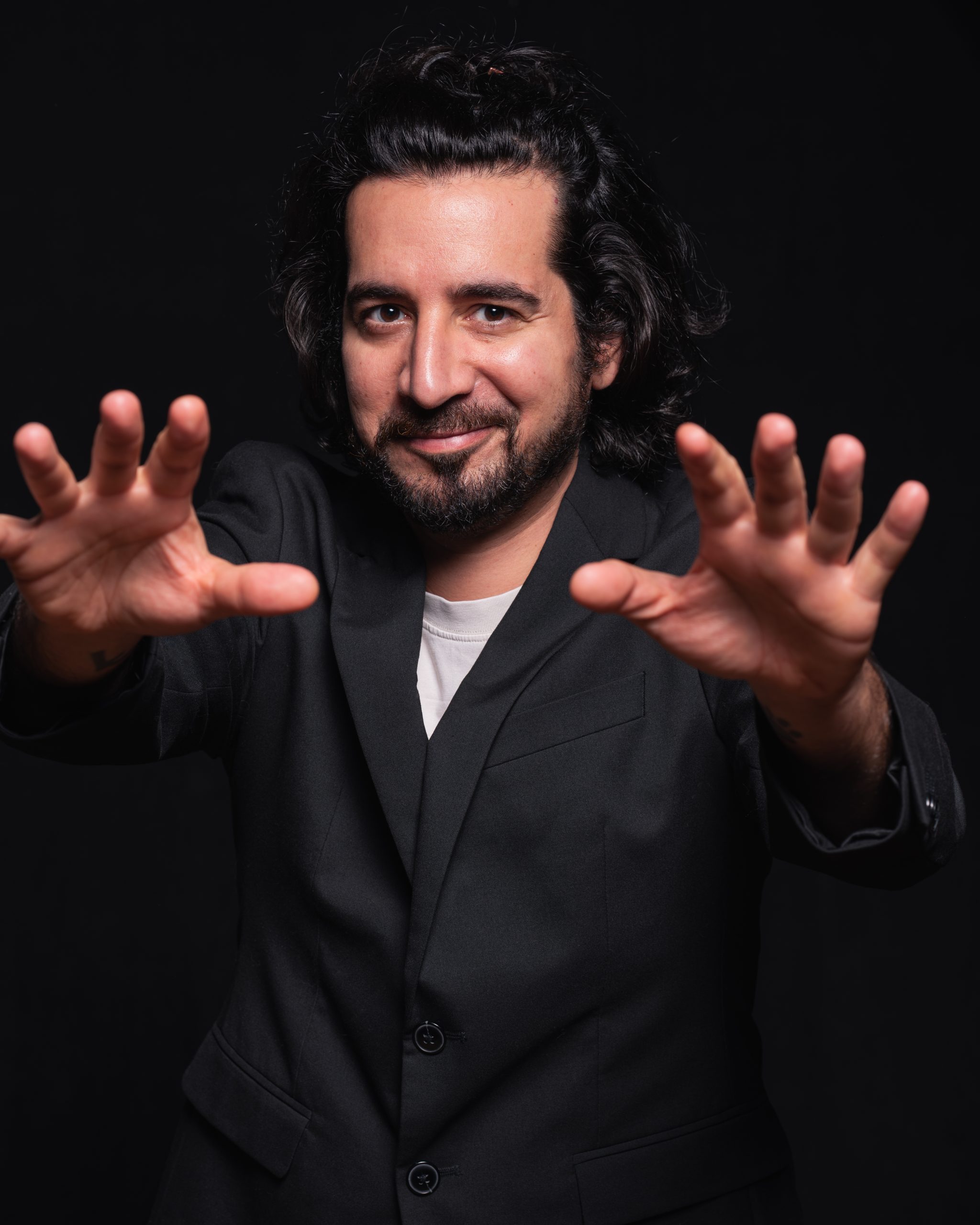 Photo d'un homme en costume dans un studio photo à Bordeaux.