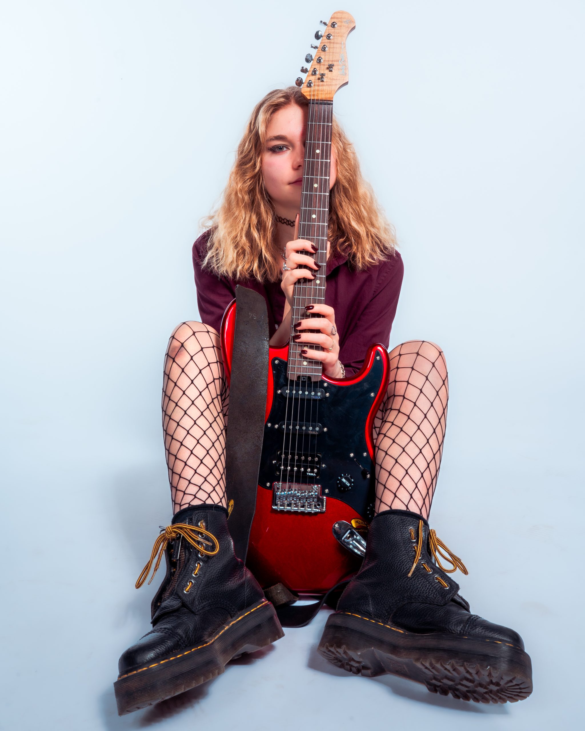 Portrait studio d'une guitariste sur Bordeaux avec son instrument.